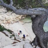 Vue de haut de deux personnes sur une plage en train de préparer un pique-nique