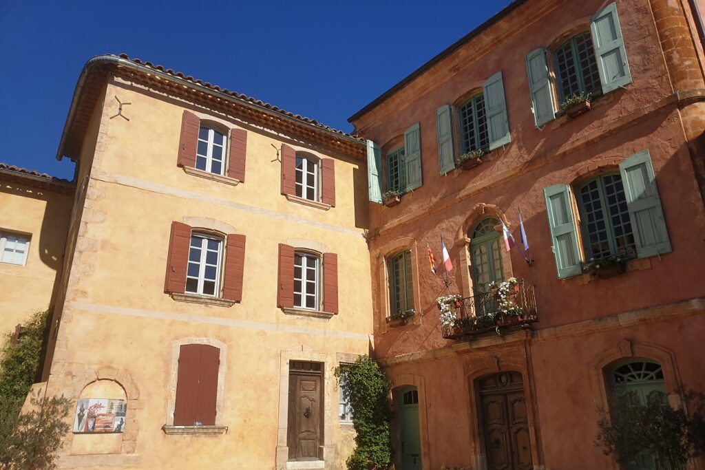 Paysage de maisons coloré d'un village du Luberon