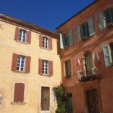 Paysage de maisons coloré d'un village du Luberon