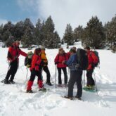 Groupe de randonneurs et leur guide en train de s'entretenir
