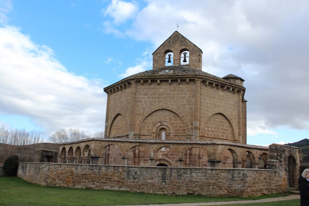 Paysage d'un monument en pierre proche dempelune, ce monument semble appartenir à une forteresse ancienne