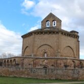 Paysage d'un monument en pierre proche dempelune, ce monument semble appartenir à une forteresse ancienne