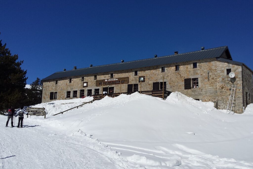 Paysage du refuge de Bouillouses en hiver dans la neige