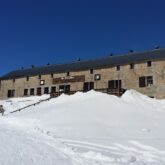Paysage du refuge de Bouillouses en hiver dans la neige