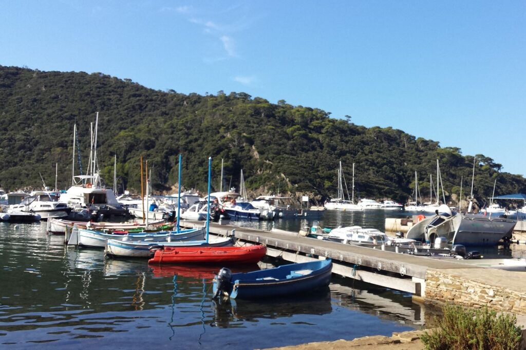 Port de plaisance dans un village des îles porquerolles