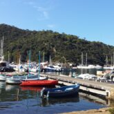 Port de plaisance dans un village des îles porquerolles