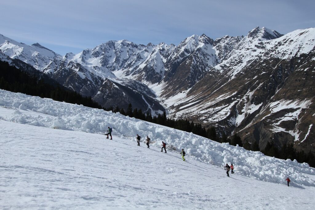 Groupe de randonneurs sur un sentier de randonnée accompagnés par leur guide en raquettes