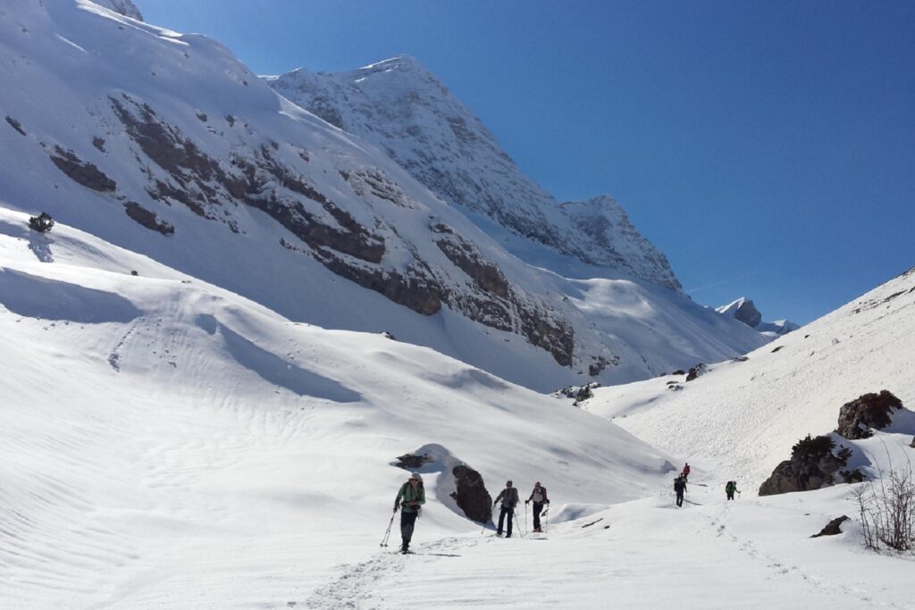 Groupe de randonneurs sur un sentier de randonnée en raquettes avec leur guide à Gavarnie