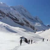 Groupe de randonneurs sur un sentier de randonnée en raquettes avec leur guide à Gavarnie