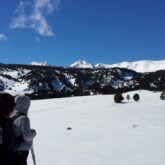 Groupe de randonneurs avec leur guide en raquettes face au paysage des Pyrénées orientales