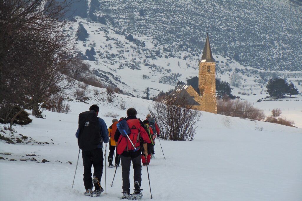 Groupe de randonneurs face au sanctuaire de Montgarri
