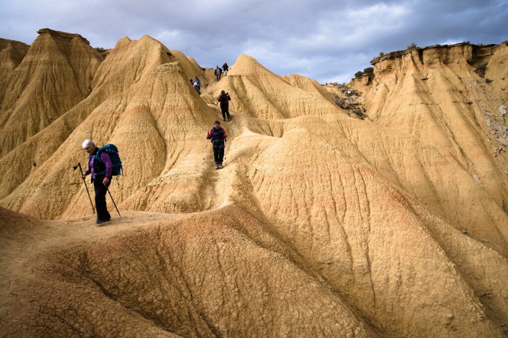 groupe de randonneurs sur un sentier dans le désert des Bardenas