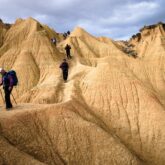 groupe de randonneurs sur un sentier dans le désert des Bardenas