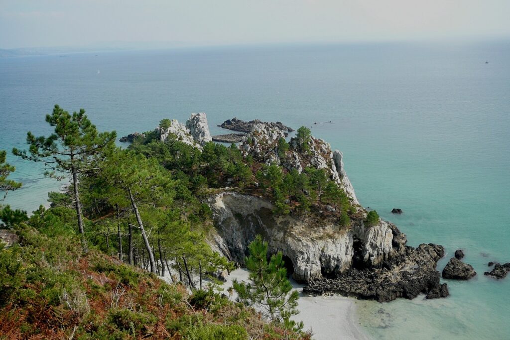 Paysage côtier avec l'océan en fond et des falaises et des roches en bord d'océan, en Bretagne