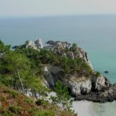 Paysage côtier avec l'océan en fond et des falaises et des roches en bord d'océan, en Bretagne