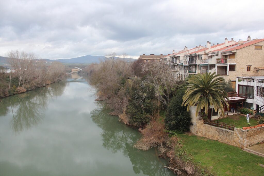 Paysage dans la ville de Pampelune avec de la végétation et un cours d'eau qui sépare les lieux