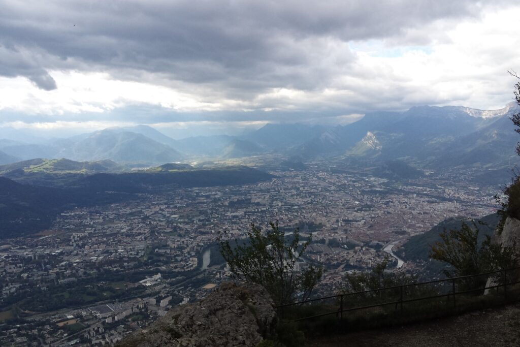 Paysage d'une vallée avec des villes