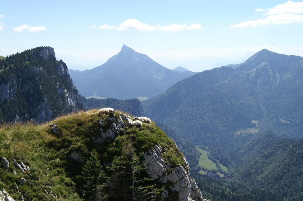 Paysage de montagne avec des sommets dans le parc de la Chartreuse lors d'un séjour de randonnée avec un guide