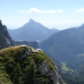 Paysage de montagne avec des sommets dans le parc de la Chartreuse lors d'un séjour de randonnée avec un guide