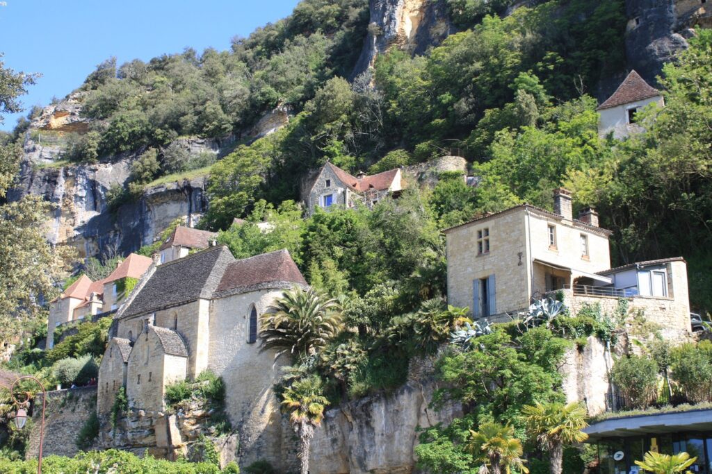 Paysage d'un village à flanc de montagne en Dordogne