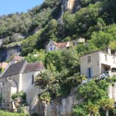 Paysage d'un village à flanc de montagne en Dordogne