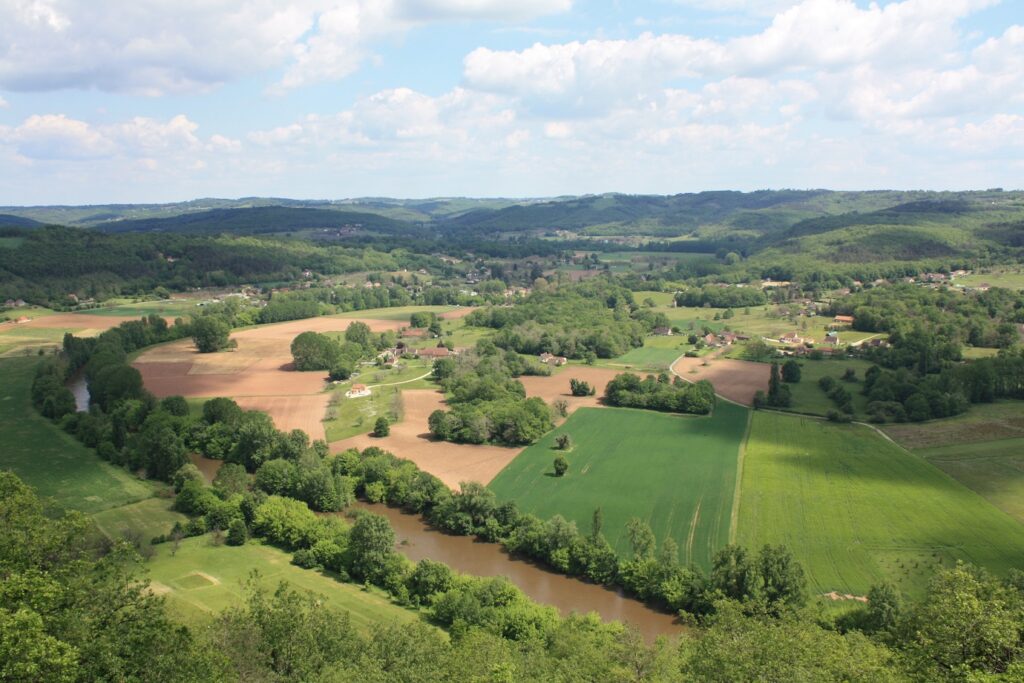 Paysage vu de haut de la campagne de Dordogne avec les champs de diverses couleurs