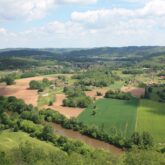 Paysage vu de haut de la campagne de Dordogne avec les champs de diverses couleurs