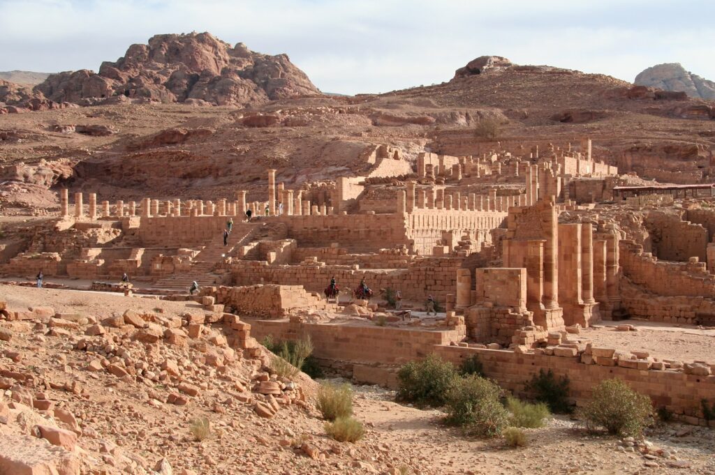 Paysage d'une ville ancrée dans un paysage désertique, paysage observé lors d'un séjour de randonnée entre Pétré et Wadi Rum