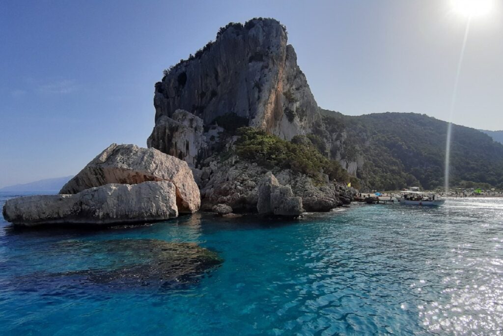 Paysage littoral en Sardaigne, de reliefs parmi les autres, dans une eau turquoise