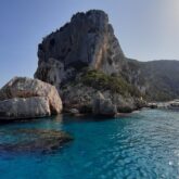 Paysage littoral en Sardaigne, de reliefs parmi les autres, dans une eau turquoise