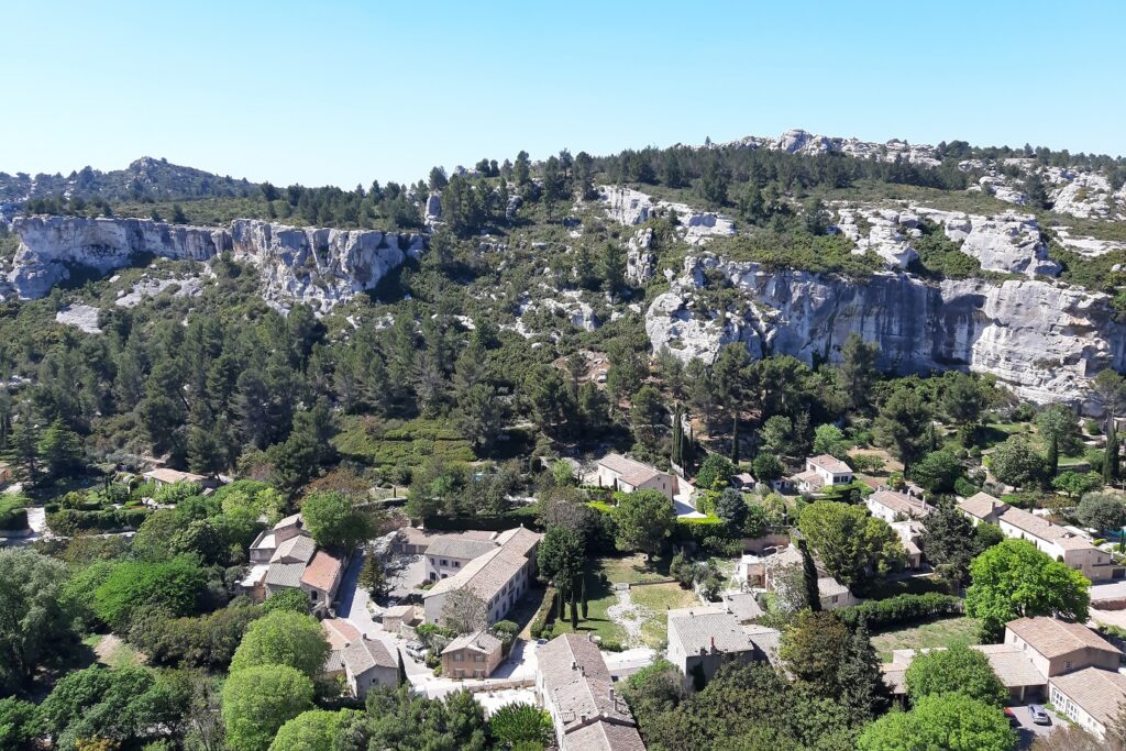 Paysage de Provence avec un paysage montagneux caractéristique de la zone