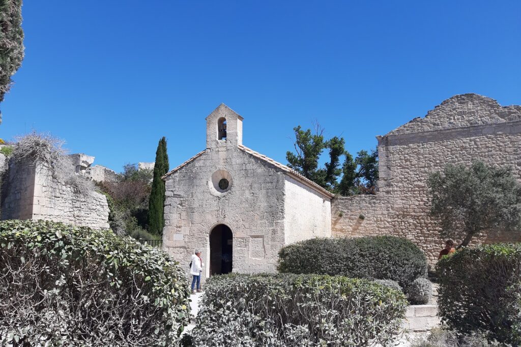 Paysage d'un monument religieux en Provence