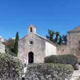 Paysage d'un monument religieux en Provence