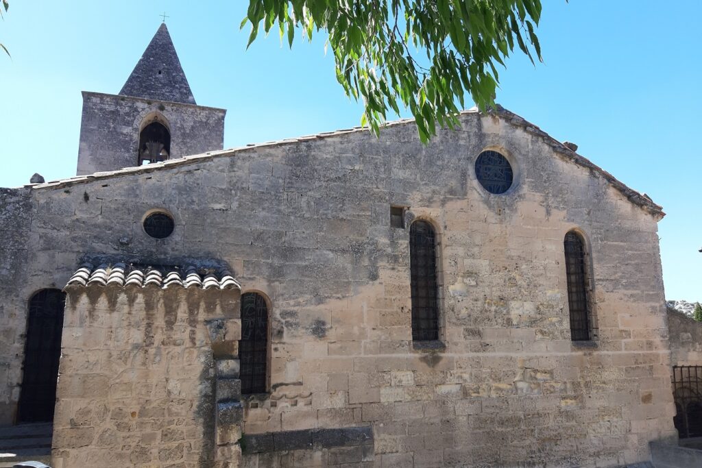 Paysage d'un bâtiment religieux dans le sud-est de la France