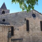 Paysage d'un bâtiment religieux dans le sud-est de la France