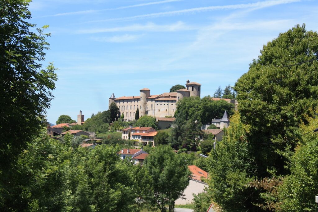 Paysage de campagne avec un village en contre haut