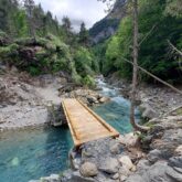 Paysage d'un ponton en bois au-dessus d'un cours d'eau, observé lors de randonnées familiales entre Gavarnie et Cauterets