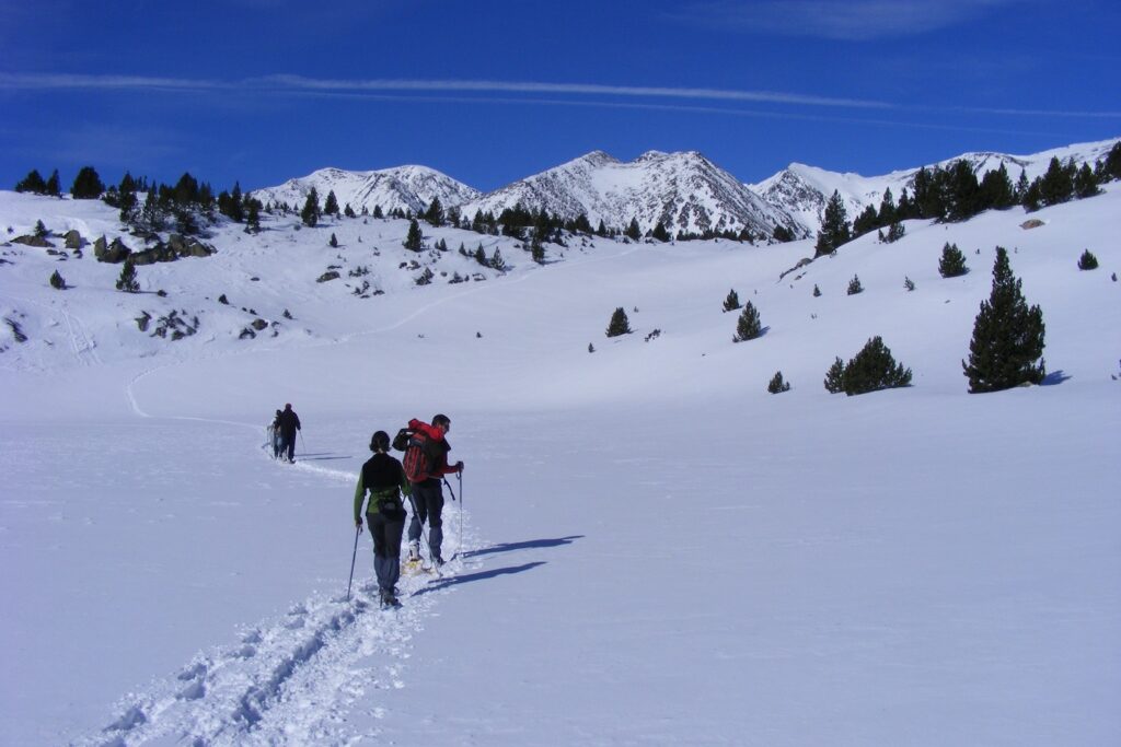 Groupe de randonneurs avec leur guide sur un sentier de randonnée en raquettes dans les Pyrénées orientales
