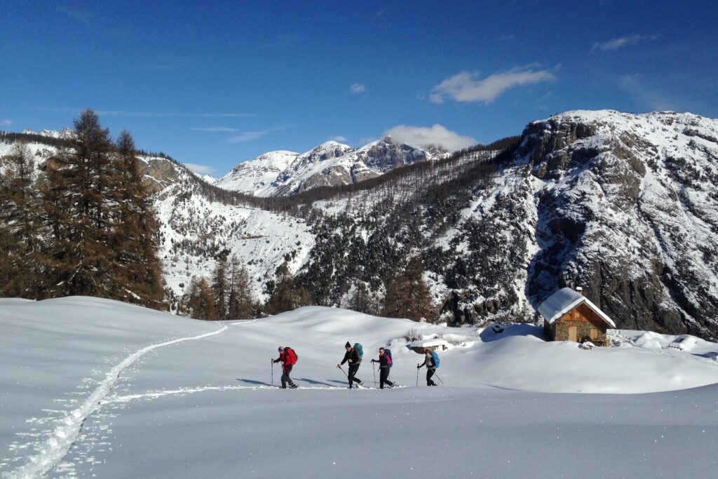 Groupe de randonneurs avec leur guide sur des sentiers de randonnées dans la neige dans le massif du Queyras