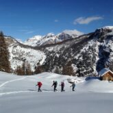 Groupe de randonneurs avec leur guide sur des sentiers de randonnées dans la neige dans le massif du Queyras
