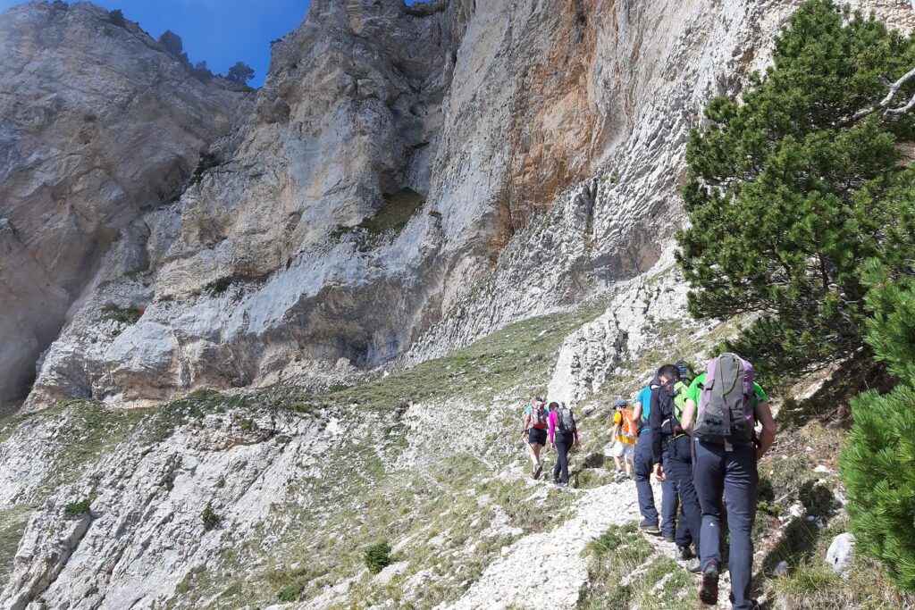 Groupe de randonnée avec leur guide dans le parc de la Chartreuse