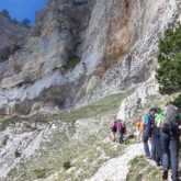 Groupe de randonnée avec leur guide dans le parc de la Chartreuse
