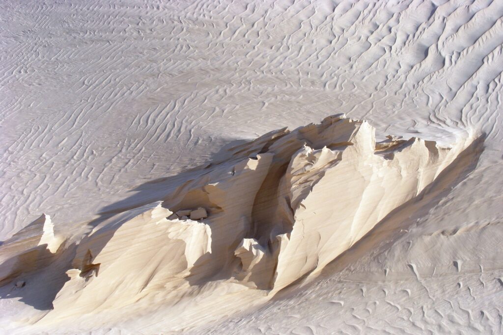 Paysage désertique avec la marque du vent sur le sable blanc