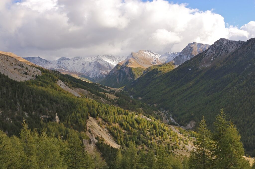 Paysage de montagne avec une vallée et des montagnes dans le massif du Queyras