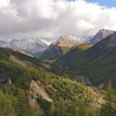 Paysage de montagne avec une vallée et des montagnes dans le massif du Queyras