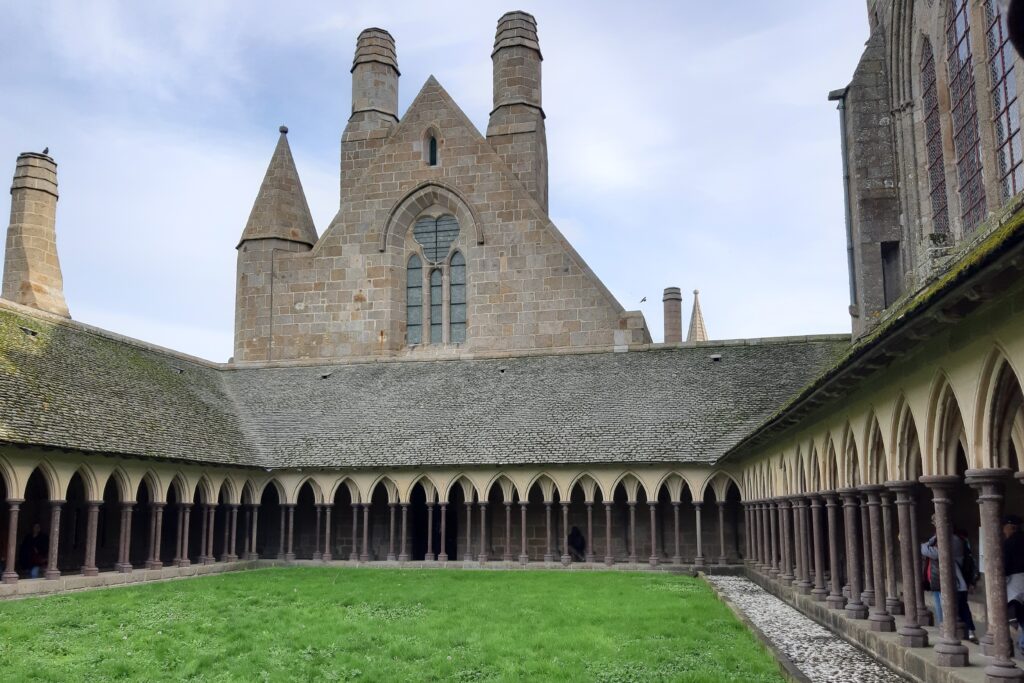 Vue d'un monument historique depuis la cour intérieure de ce dernier, monument observé lors d'un séjour de randonnée au mont Saint-Michel
