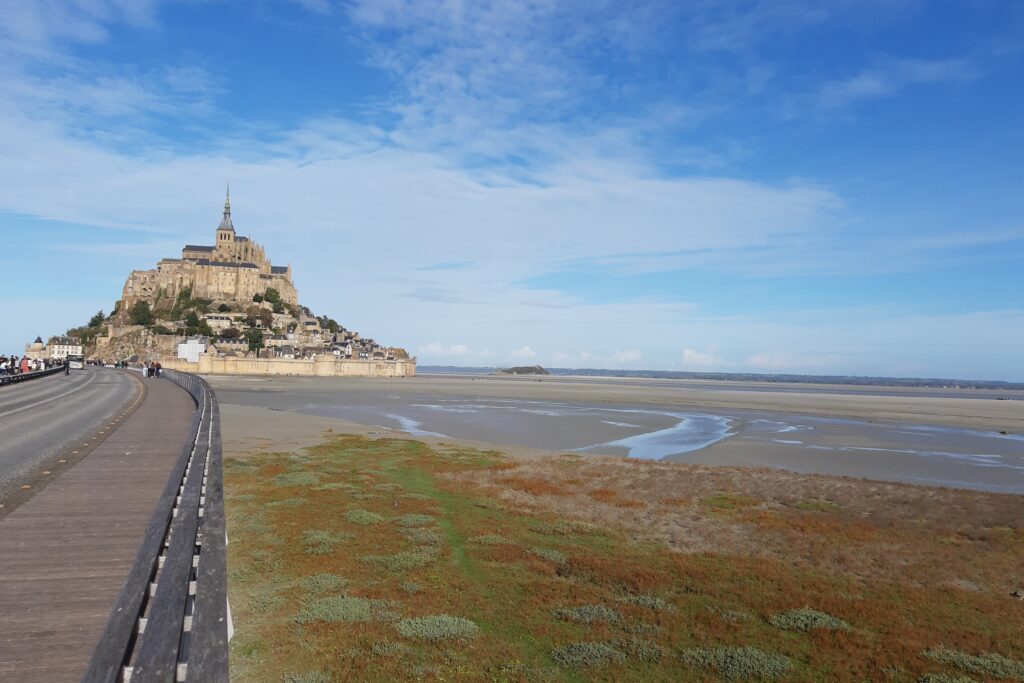 Paysage de bord de littoral du mont Saint-Michel en fond
