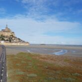 Paysage de bord de littoral du mont Saint-Michel en fond