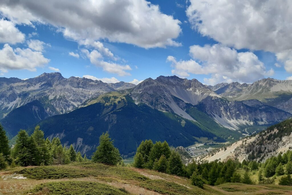 paysage de montagne avec des vallées dans le massif du Queyras