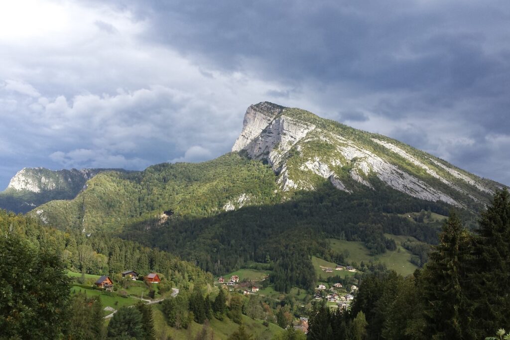 Paysage dans le parc de la Chartreuse avec vue sur les sommets